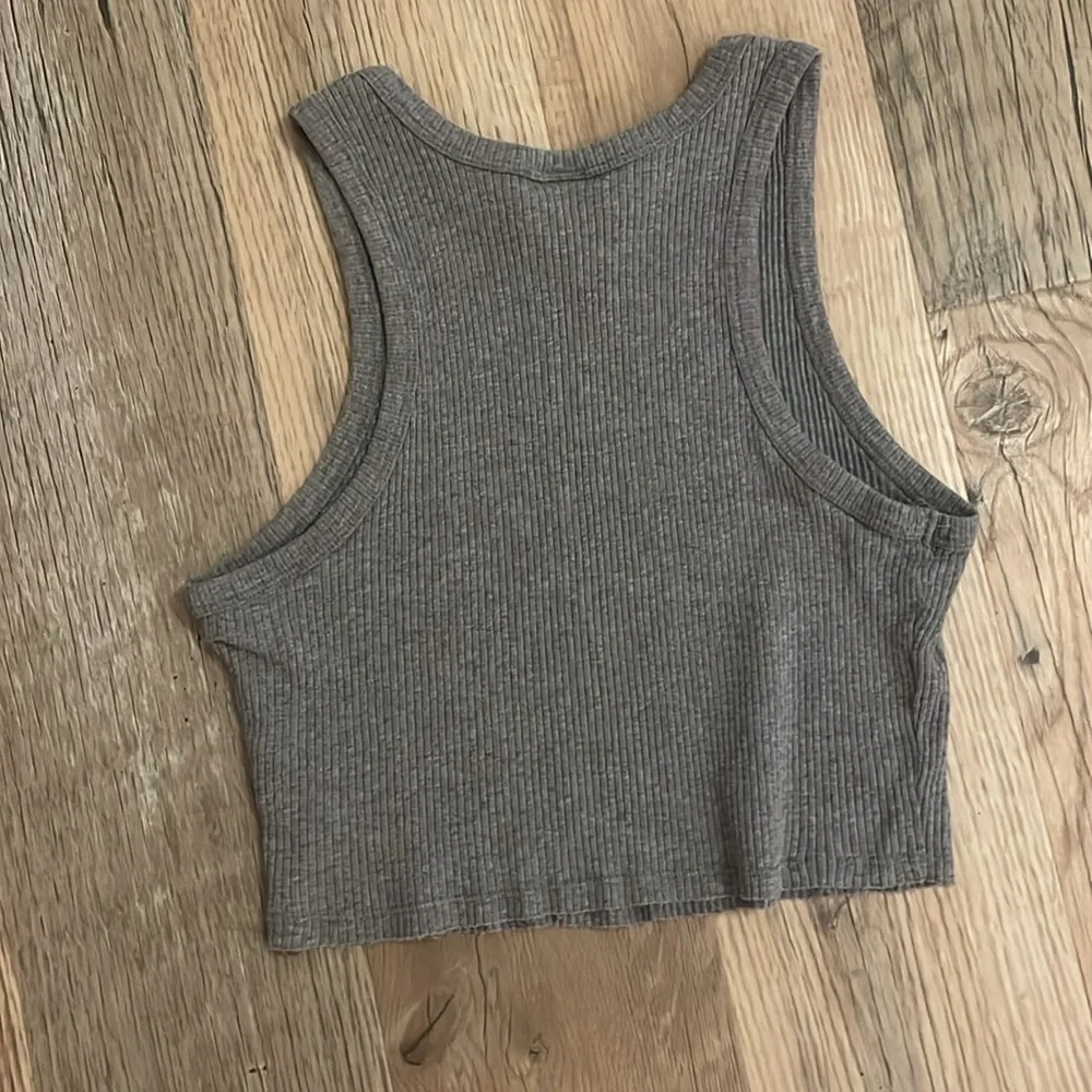 Two basic crop tops! - Picture 3 of 4